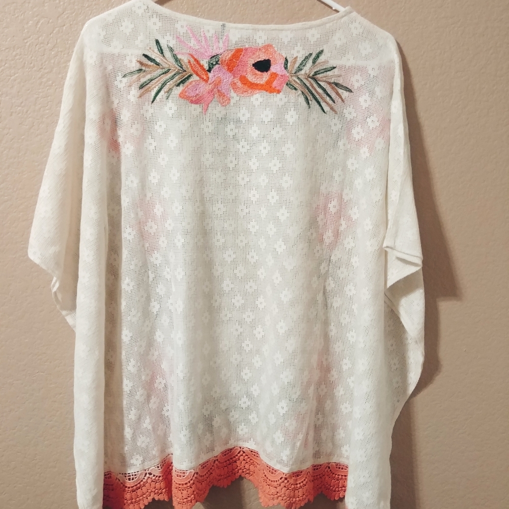 Akemi + Kim Augustine Floral Stitched Poncho M - Picture 4 of 7